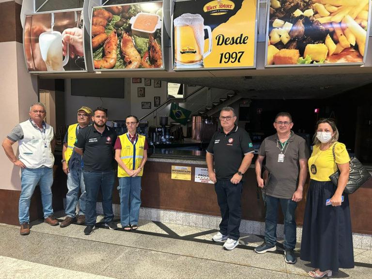 Procon/MPPI interdita restaurante por adulteração de bebidas e venda de produtos vencidos
