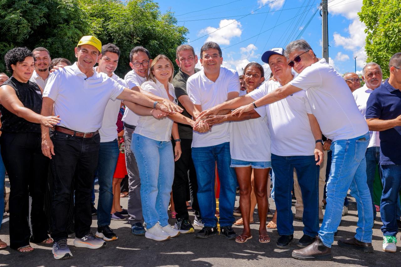 Rafael entrega ruas asfaltadas, praça e brinquedopraça em Lagoinha do Piauí
