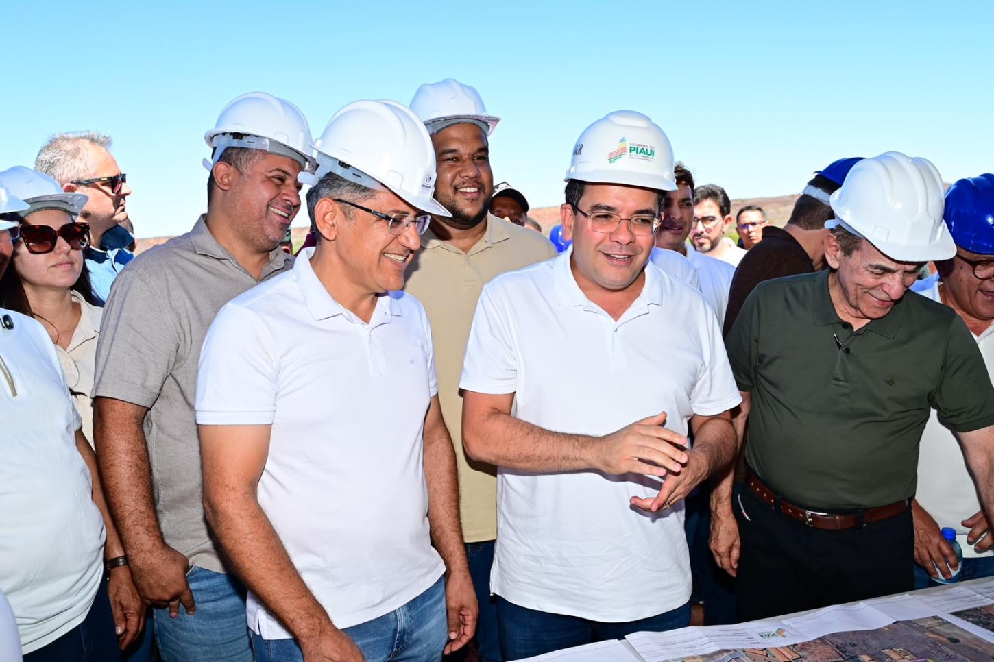 Rafael Fonteles anuncia calçamento de 22 ruas em João Costa durante visita