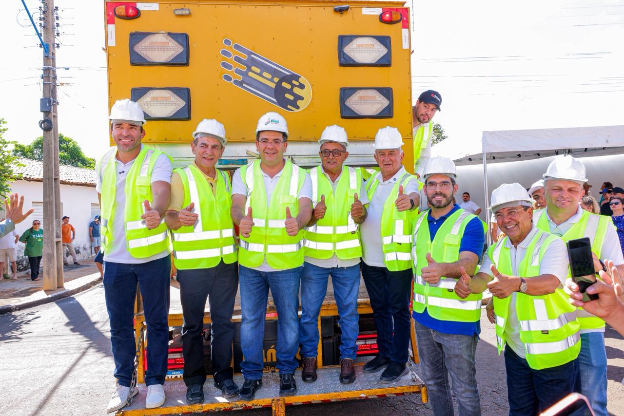 Rafael vistoria asfaltamento que beneficia 22 ruas em São José do Divino