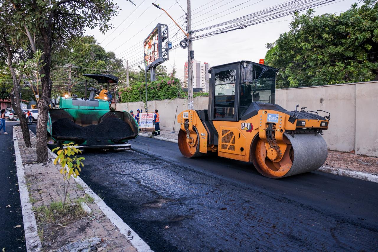 Rafael Fonteles vistoria novo asfalto na zona leste de Teresina