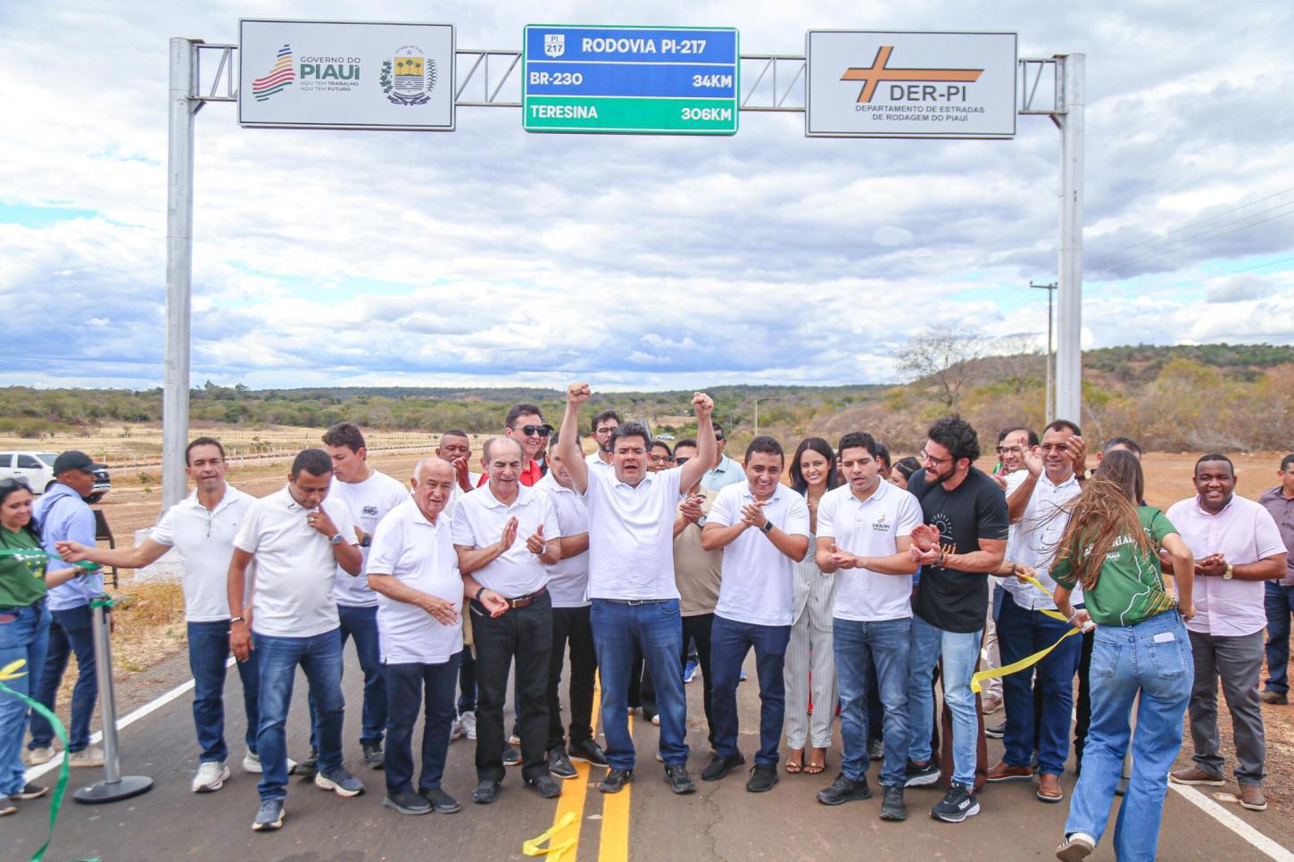Rafael inaugura asfalto novo entre São Francisco do Piauí e Colônia do Piauí