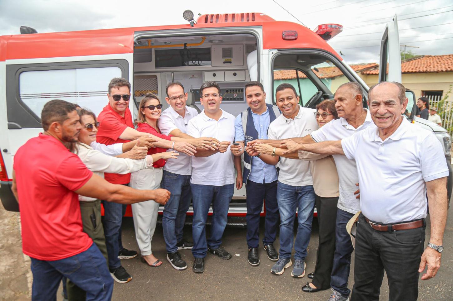 Rafael vistoria obra e entrega ambulância e ônibus em São José do Peixe