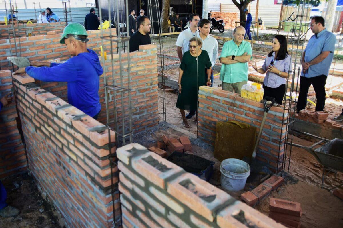 Reforma da Praça do Fripisa valoriza mulheres que comercializam livros usados