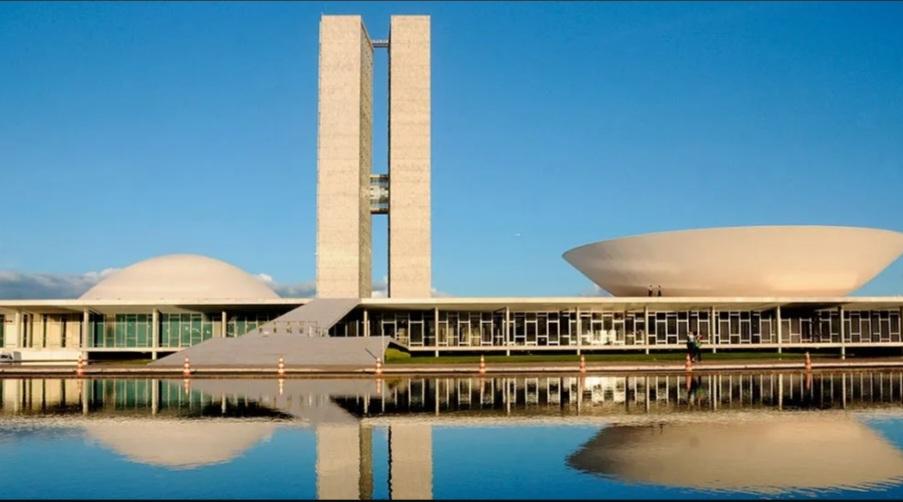A PEC da farsa política