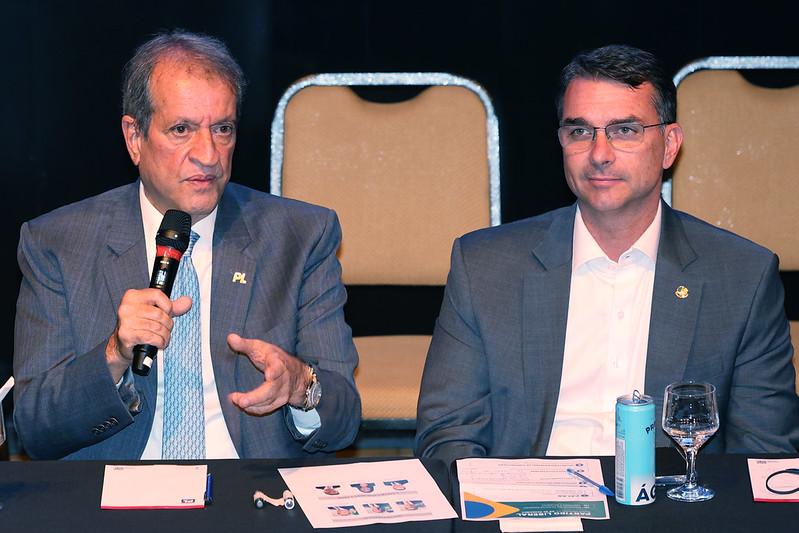 Bloqueio de R$ 119 milhões: Flávio defende Valdemar Costa Neto e ataca STF