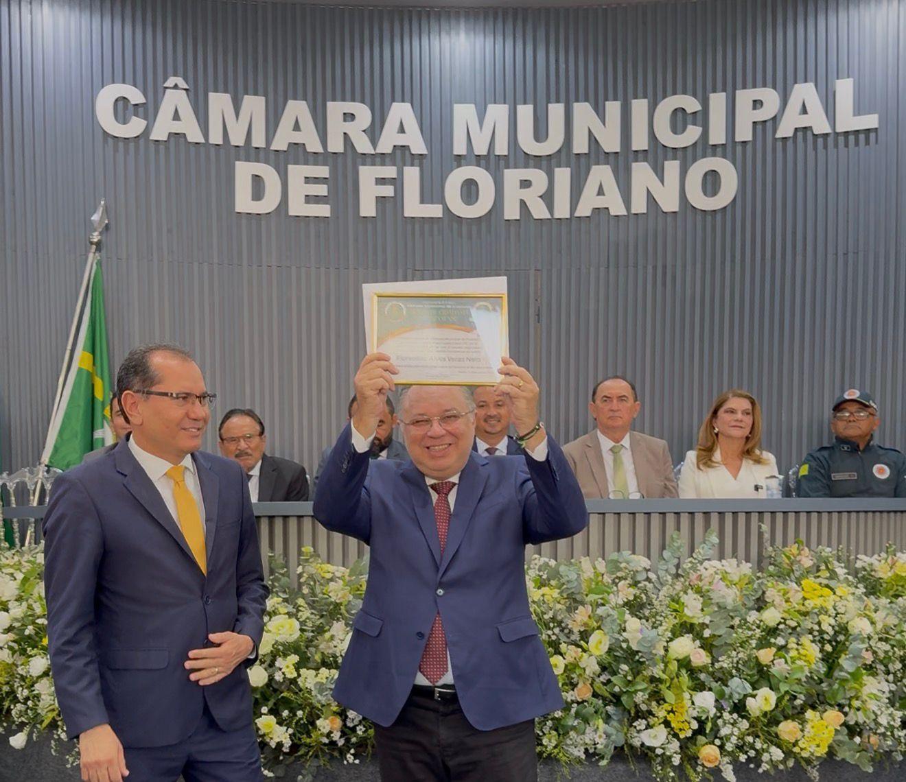 Deputado Florentino Neto recebe Título de Cidadania Florianense 
