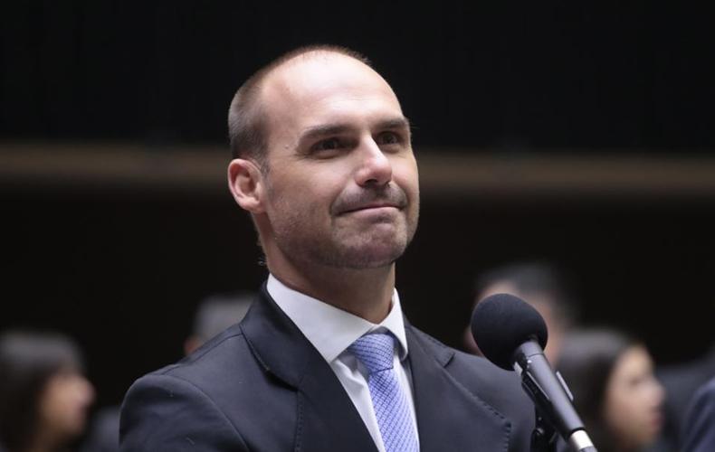 Eduardo Bolsonaro repete mentira de Flávio sobre urnas eletrônicas