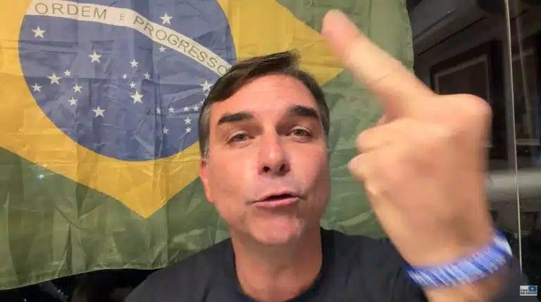 Flávio Bolsonaro chama diretor da Polícia Federal de 