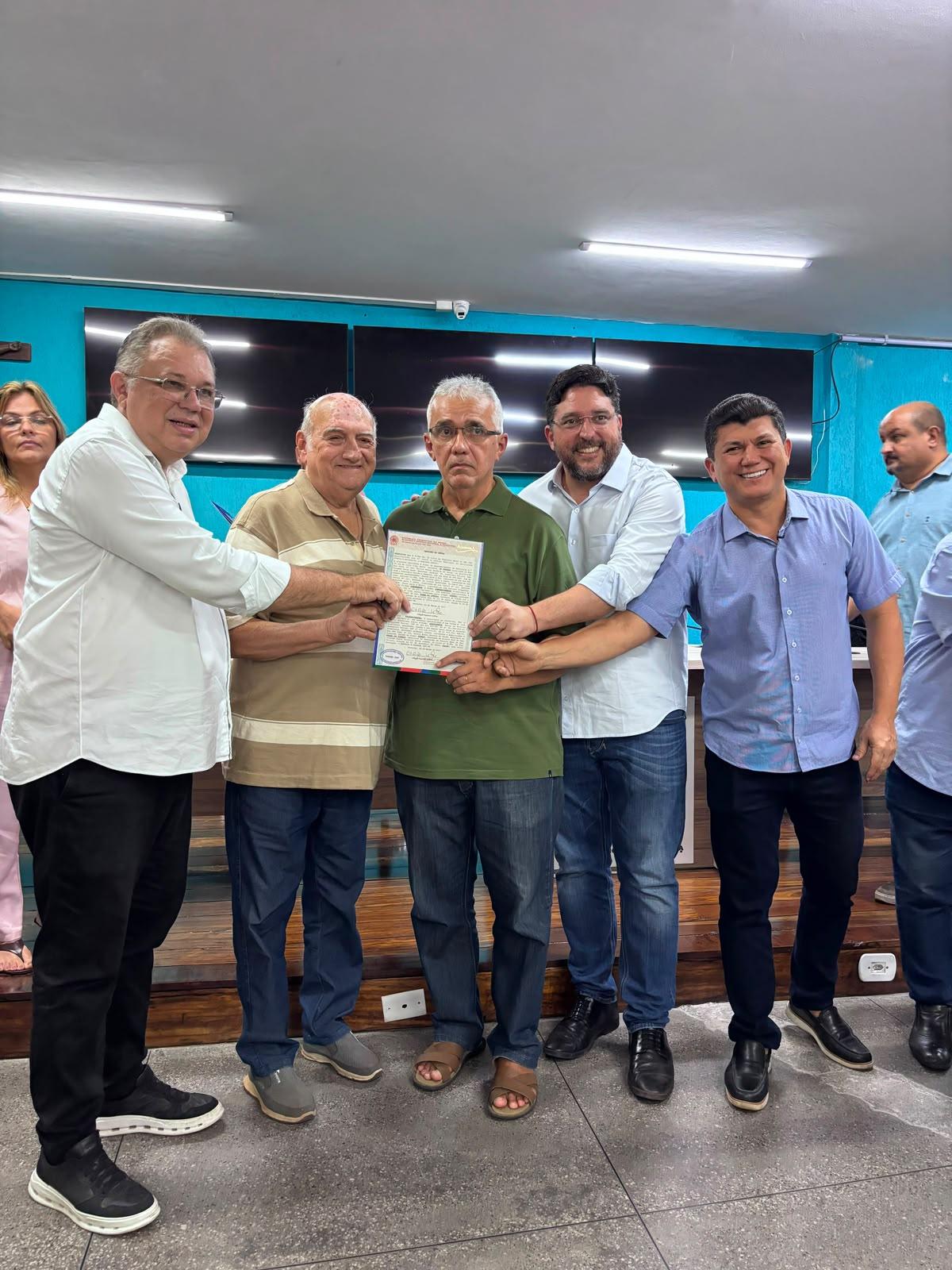 Florentino Neto participa da entrega de títulos definitivos de propriedade para famílias de Parnaíba
