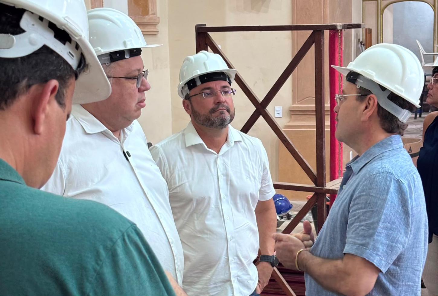 Florentino Neto visita obras de restauração da Catedral de Parnaíba