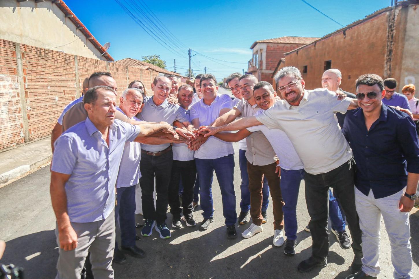 Governador vistoria obras de asfaltamento no município de Avelino Lopes