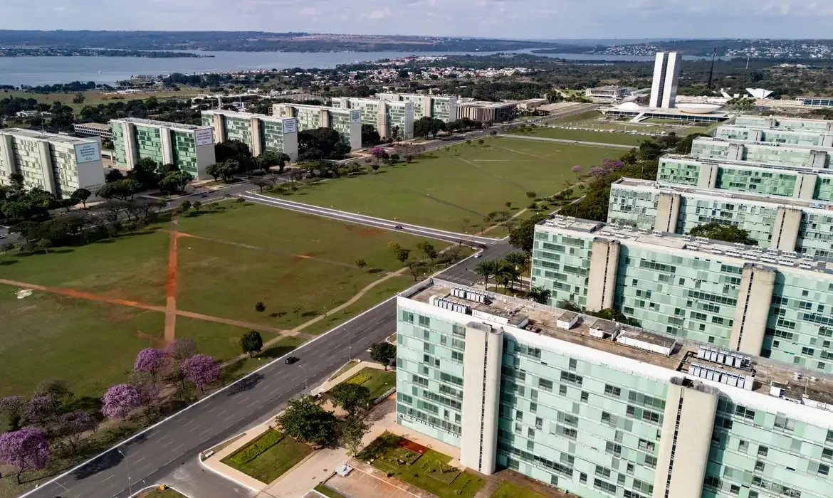 Governo nomeia 500 aprovados no CNU para carreiras transversais