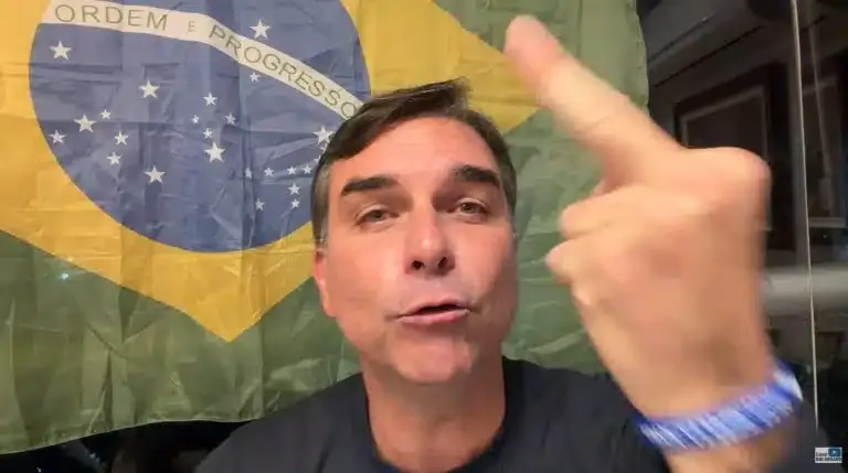 Moraes pede manifestação da PGR após Flávio não aparecer para depor