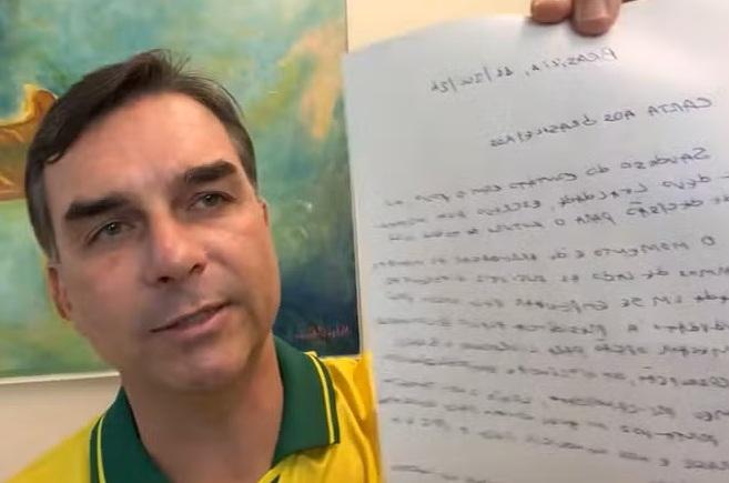 Moraes suspende visitas de Flávio a Bolsonaro após carta nas redes sociais