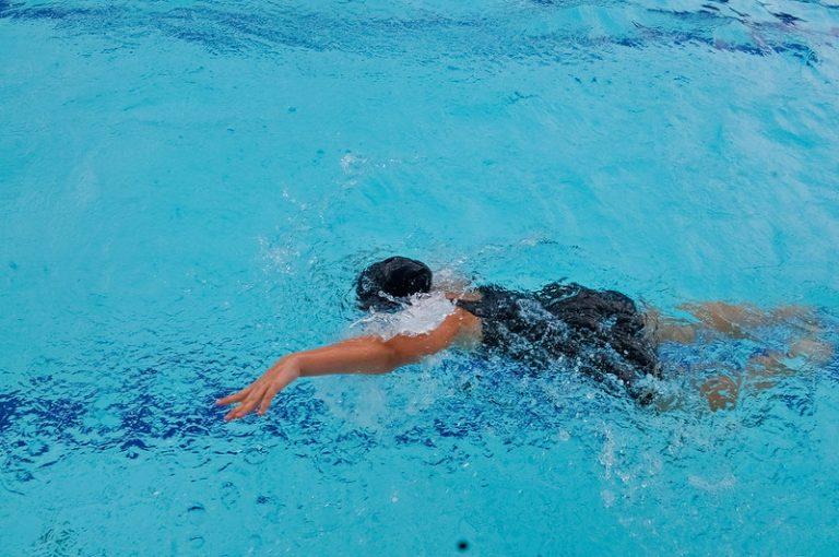 Projeto de lei torna obrigatórios dispositivos de segurança em piscinas