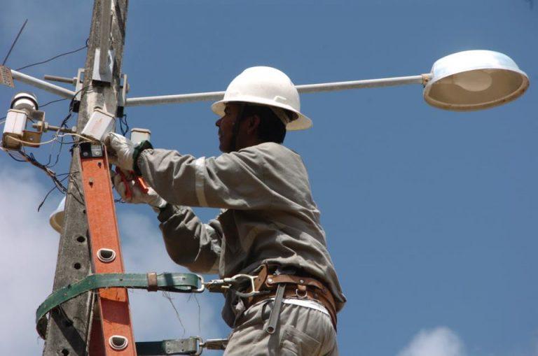 Projeto estabelece regras para uso de postes por empresas de energia e telefonia