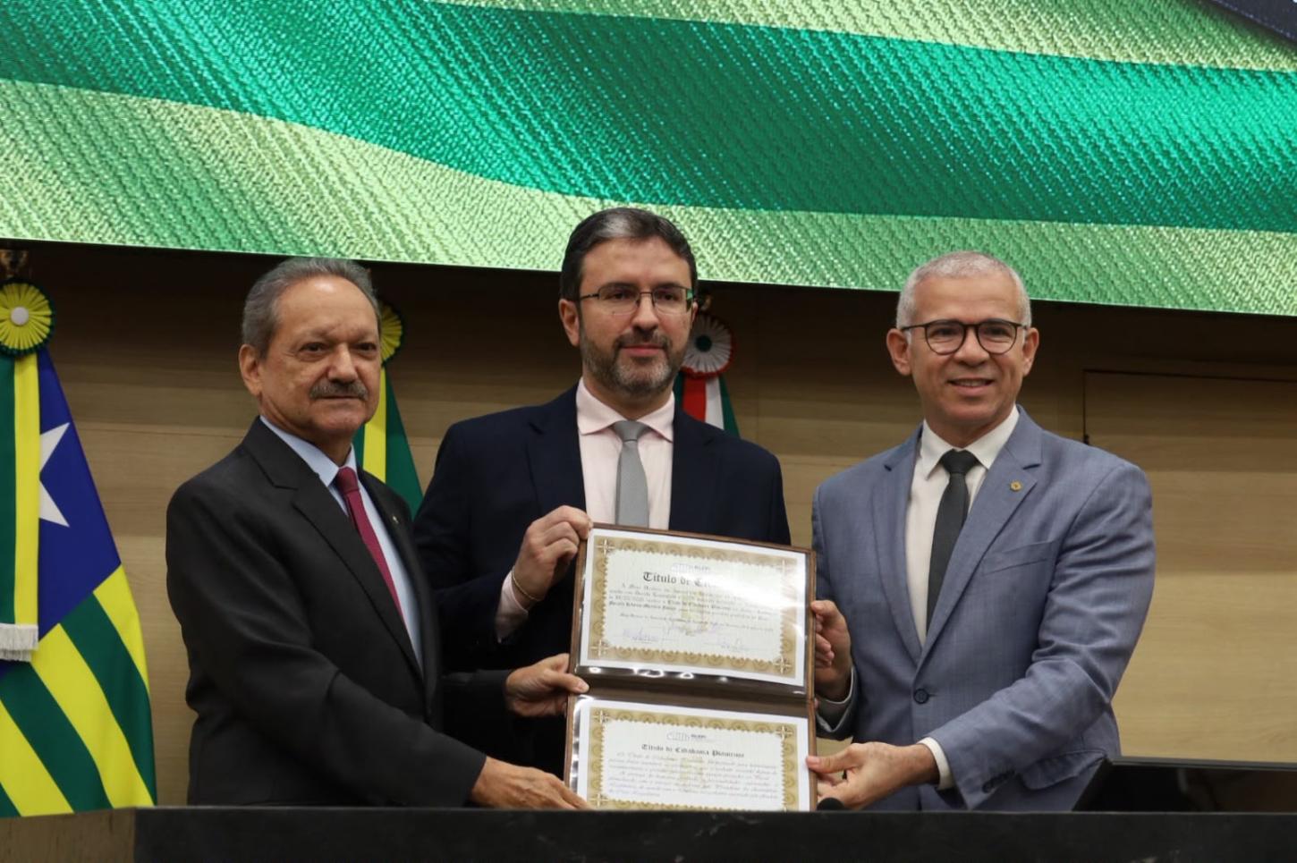 Promotor de Justiça cearense é homenageado com cidadania na Alepi
