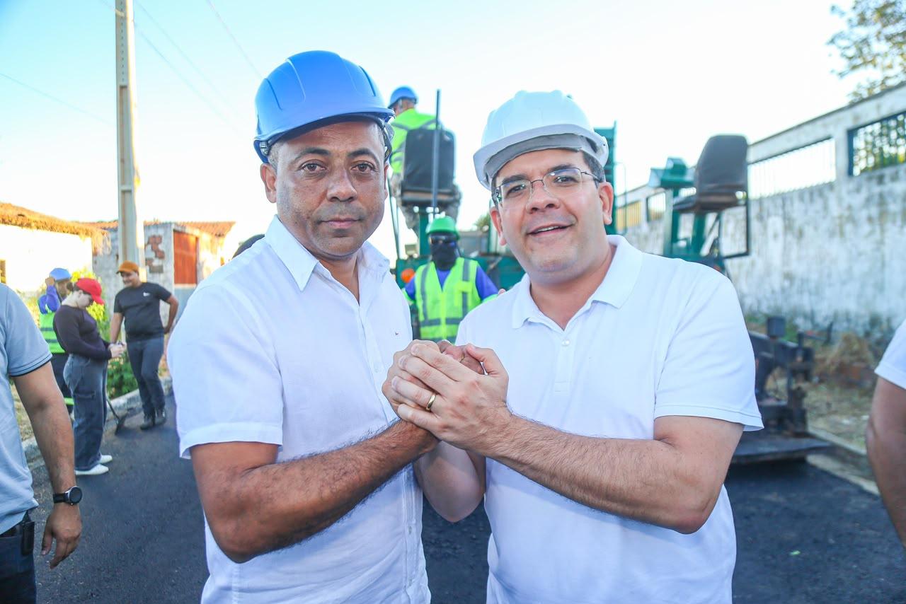 Rafael Fonteles vistoria obras de pavimentação asfáltica em Júlio Borges