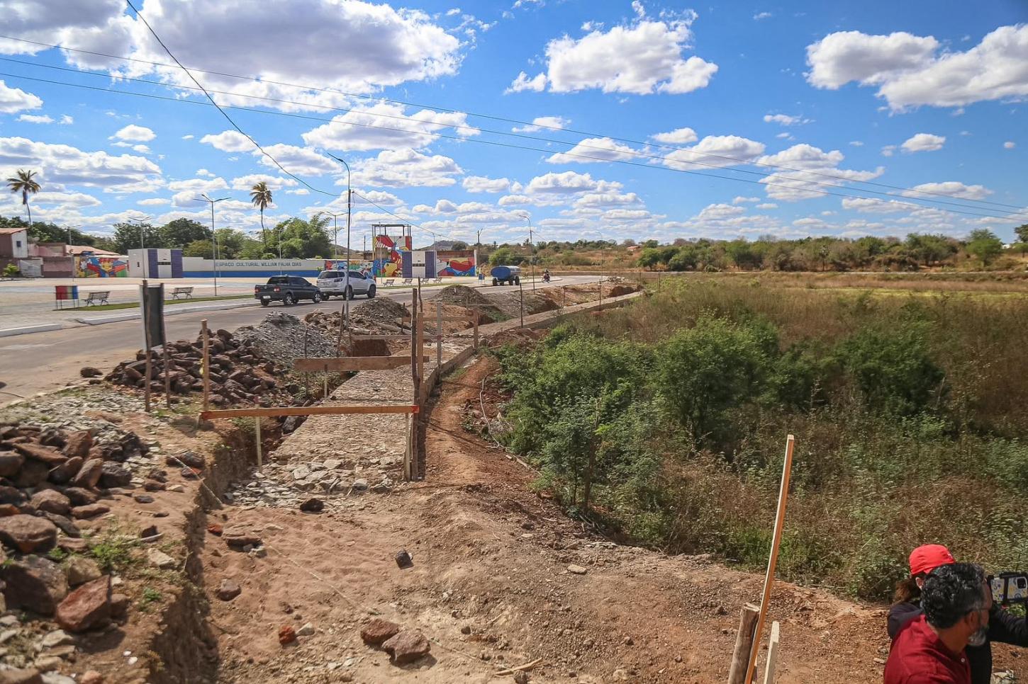 Governador inspeciona obras de urbanização em Caracol e de estádio em Guaribas