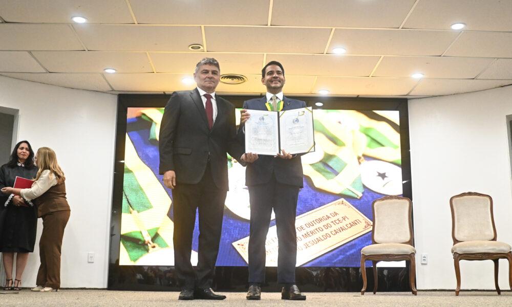 Advogado-geral da União, ministro Jorge Messias, recebe colar e o diploma de mérito no TCE-PI