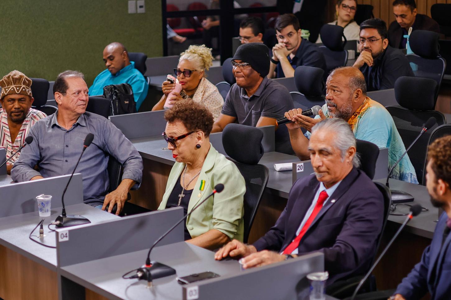 Artistas e donos de bares e restaurantes debatem pagamento de couvert artístico