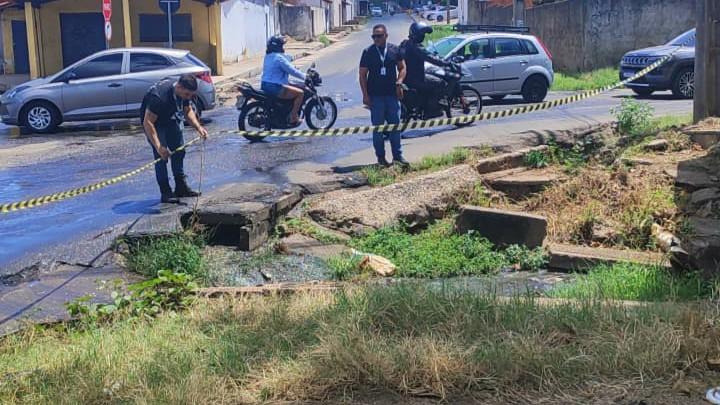 Defesa Civil sinaliza trecho de alto risco no bairro Cristo Rei, na zona Sul de Teresina