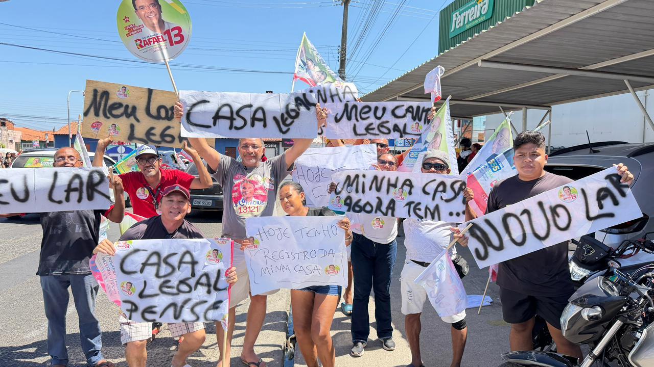Famílias beneficiadas pelo Casa Legal agradecem a Rafael durante carreata em Teresina