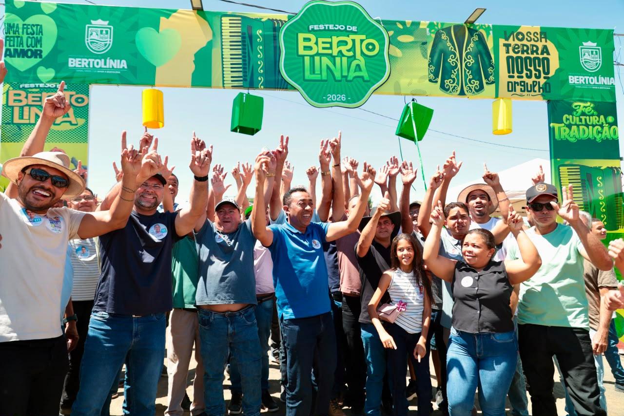 Joel Rodrigues é recebido por multidão na Festa do Vaqueiro em Bertolínia