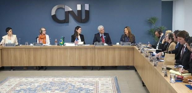 Justiça Eleitoral brasileira é apresentada a delegação estrangeira