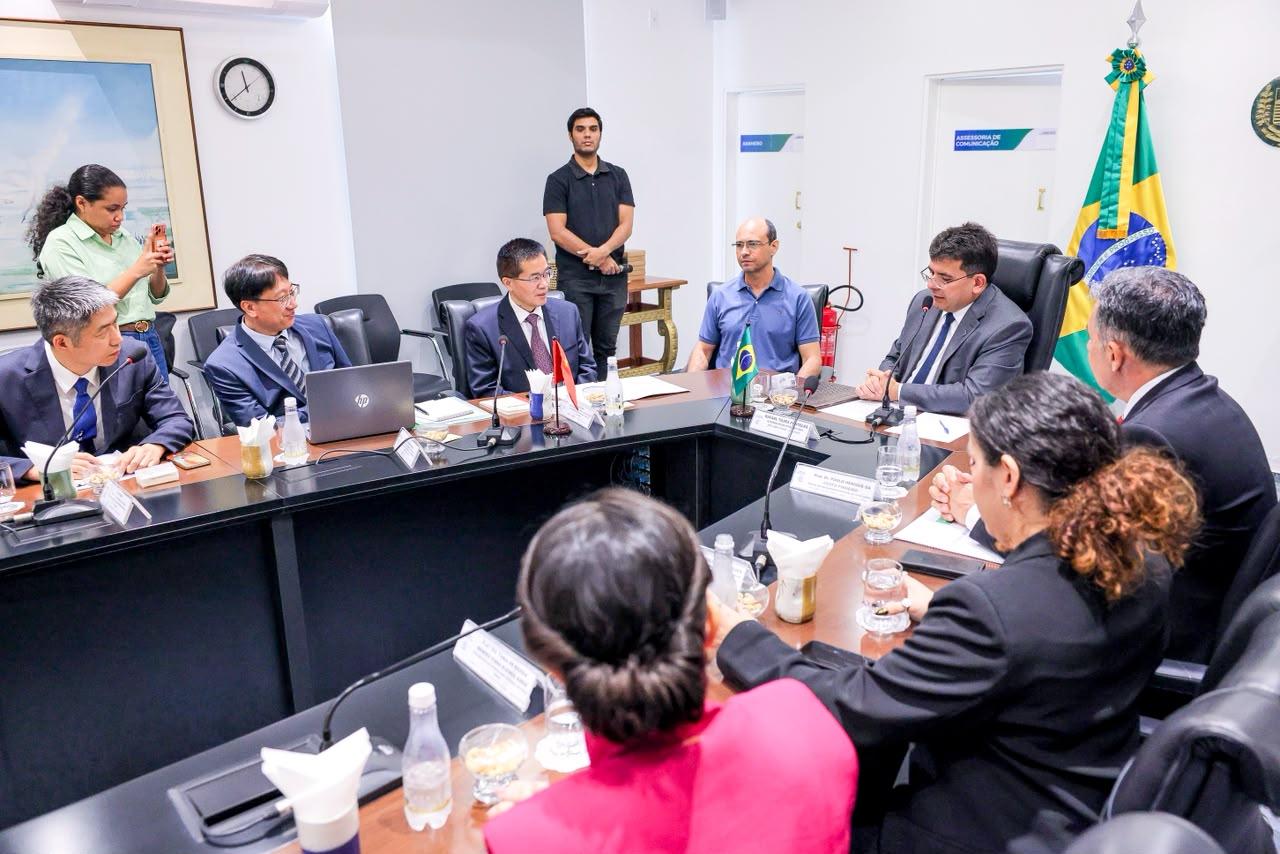 Rafael Fonteles recebe comitiva chinesa que articula aulas de mandarim no Piauí
