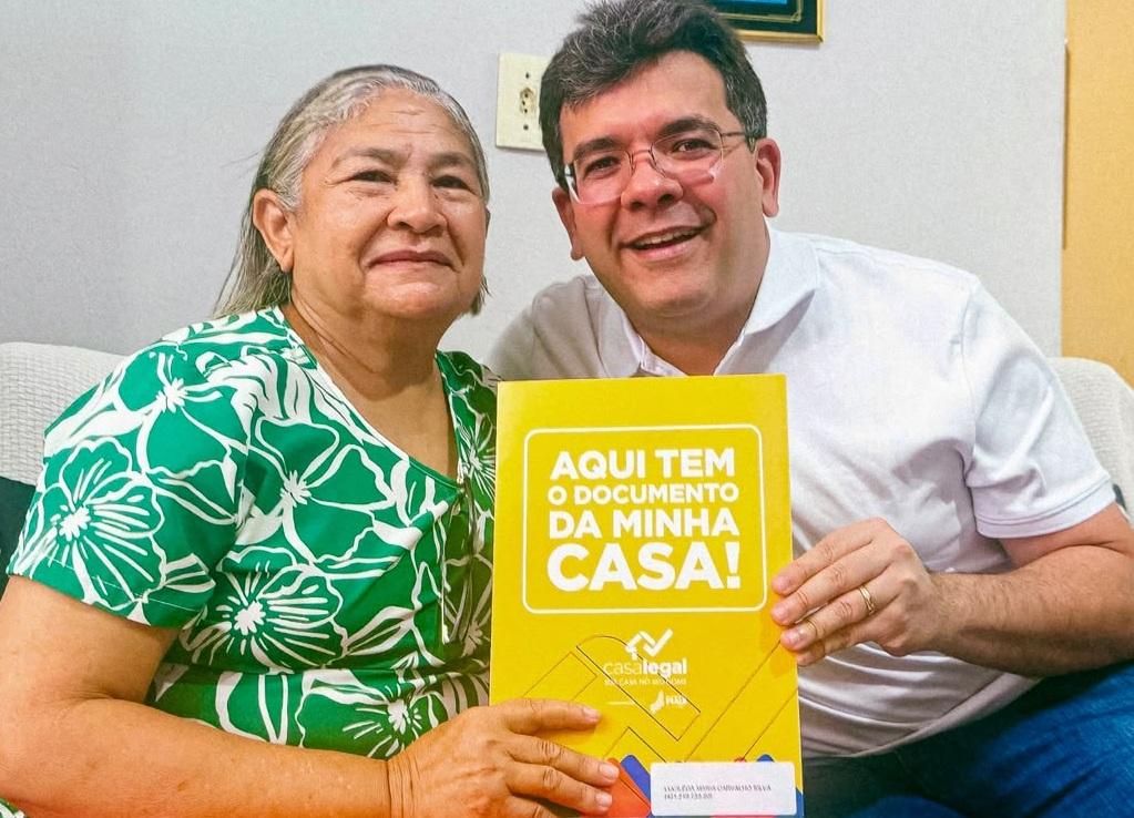 Rafael visita moradora que recebeu registro de imóvel 22 anos depois das chaves