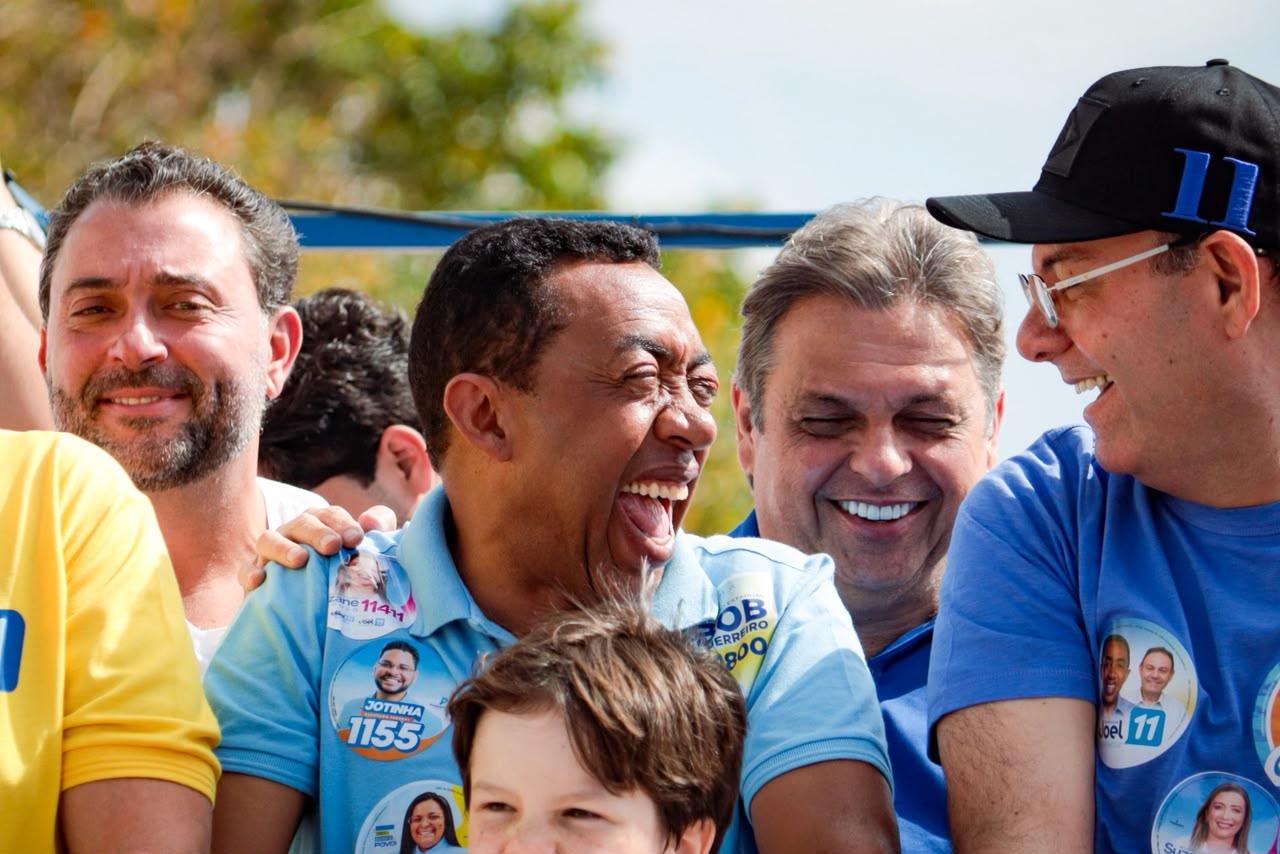 Carreata com Júlio Arcoverde, Ciro e Joel percorre a zona Leste de Teresina