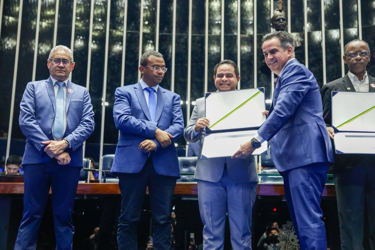 Ciro homenageia 90 anos de atuação da Assembleia de Deus no Piauí