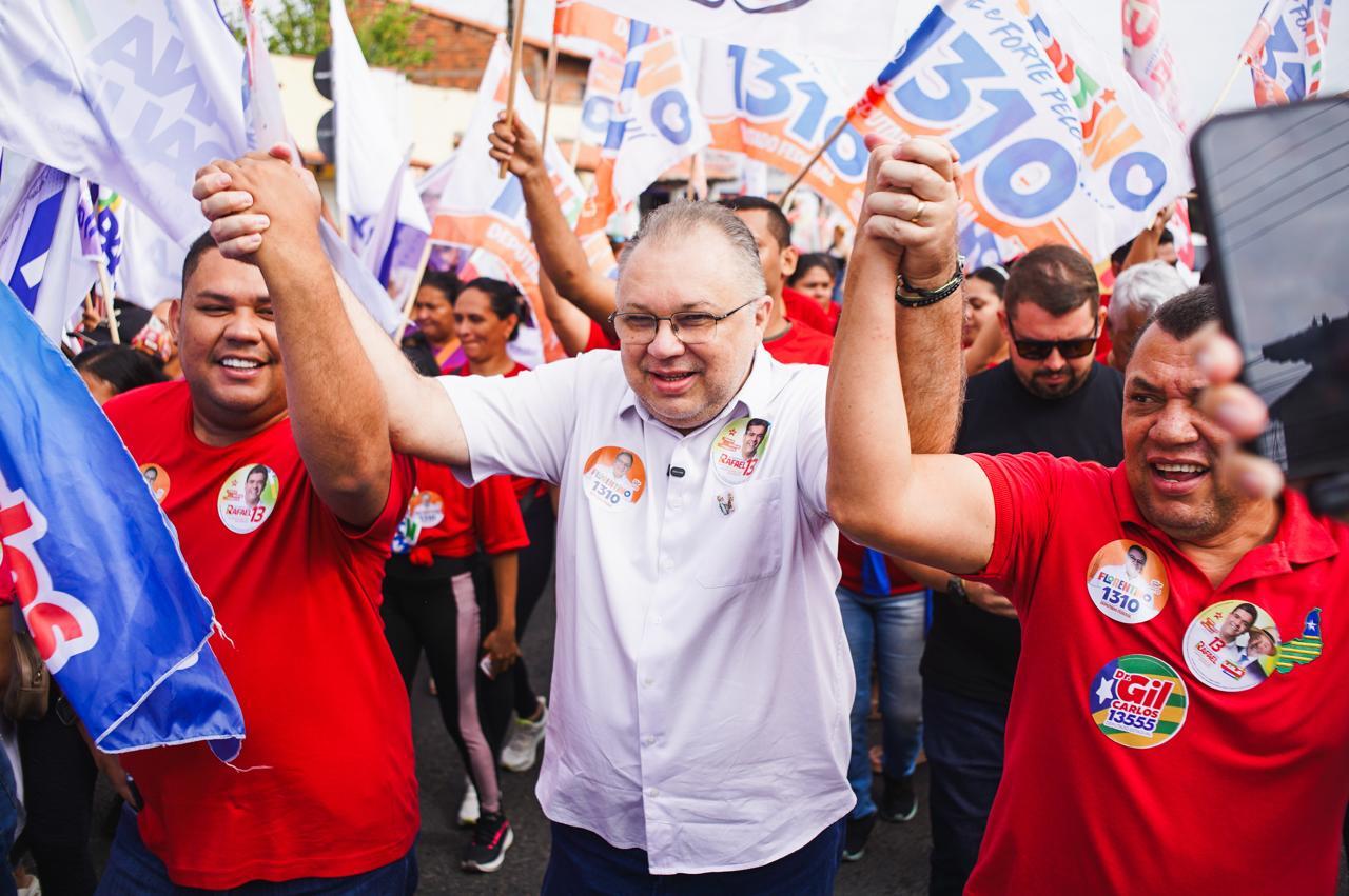 Deputado Florentino Neto faz caminhada na Avenida Jerumenha