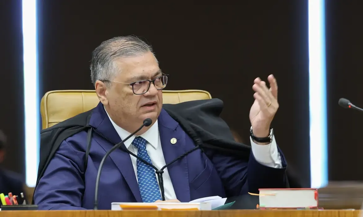 Dino pede vista de julgamento sobre Moraes e Mendonça na mesma sessão