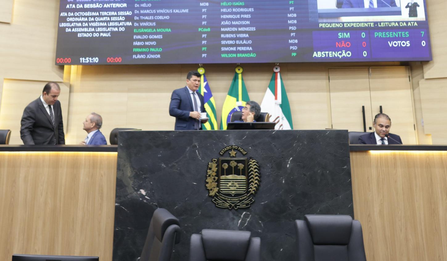 Mais propostas em defesa de famílias neurodivergentes são lida em Plenário