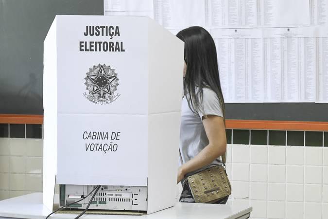  Ministério Público Eleitoral reforça a proibição de uso de celulares nas cabines de votação 