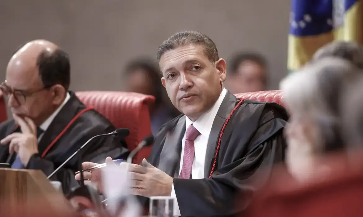  Nunes Marques reclama a Fachin de interferência do STF em decisões do TSE 