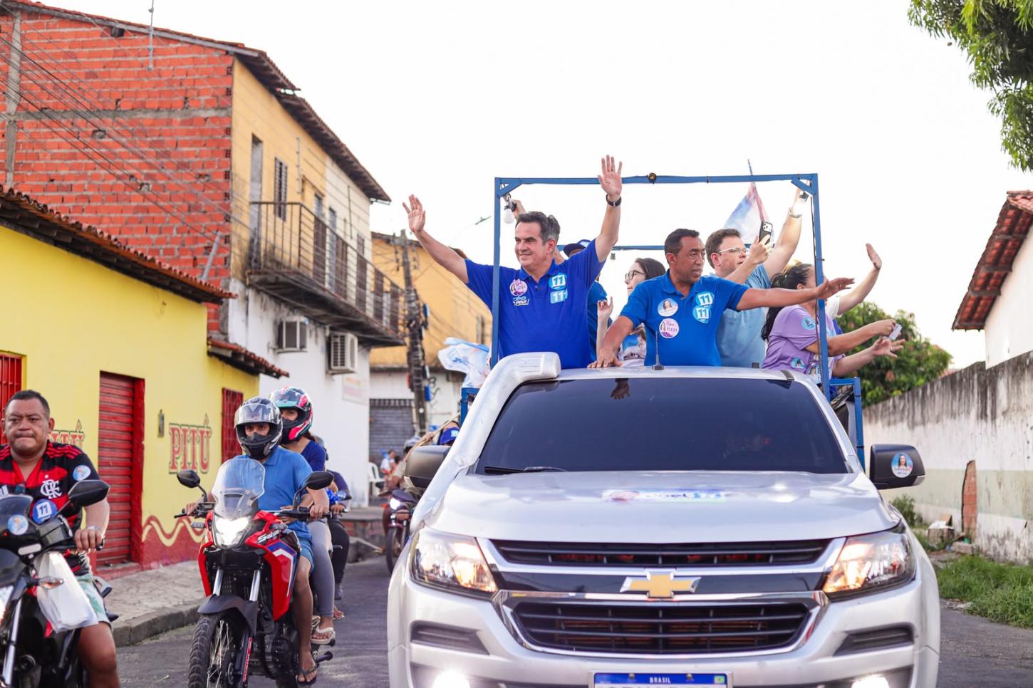 Joel e Ciro na carreata no Grande Dirceu, zona Sudeste de Teresina,