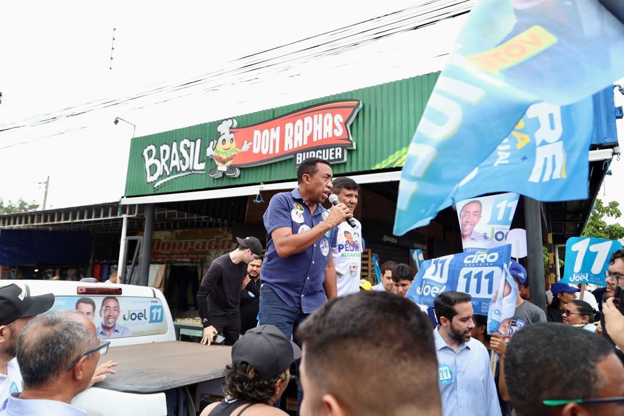 Joel Rodrigues abraçou eleitores no bairro Parque Piauí, na zona Sul de Teresina Fotos: Assessorias