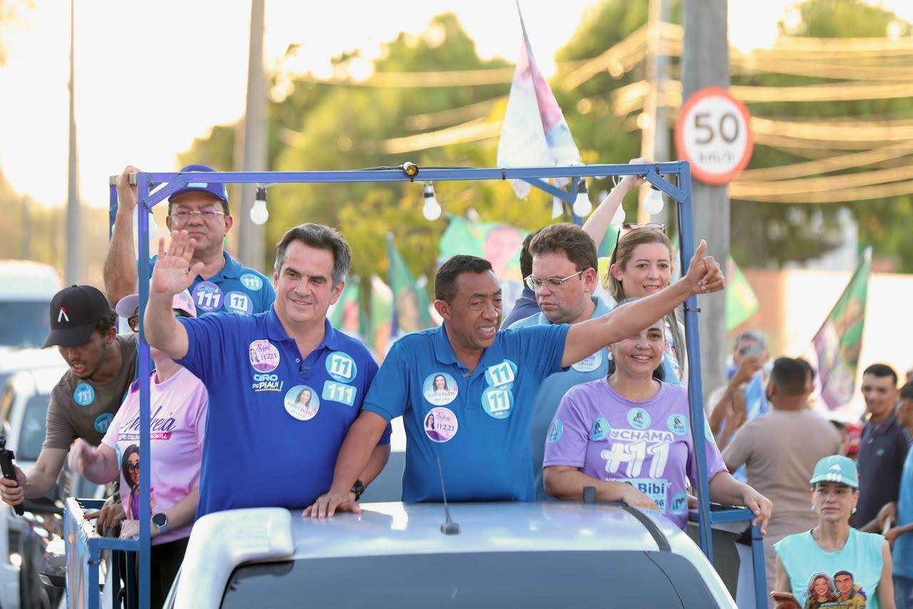 Joel e Ciro na carreata no Grande Dirceu, zona Sudeste de Teresina,