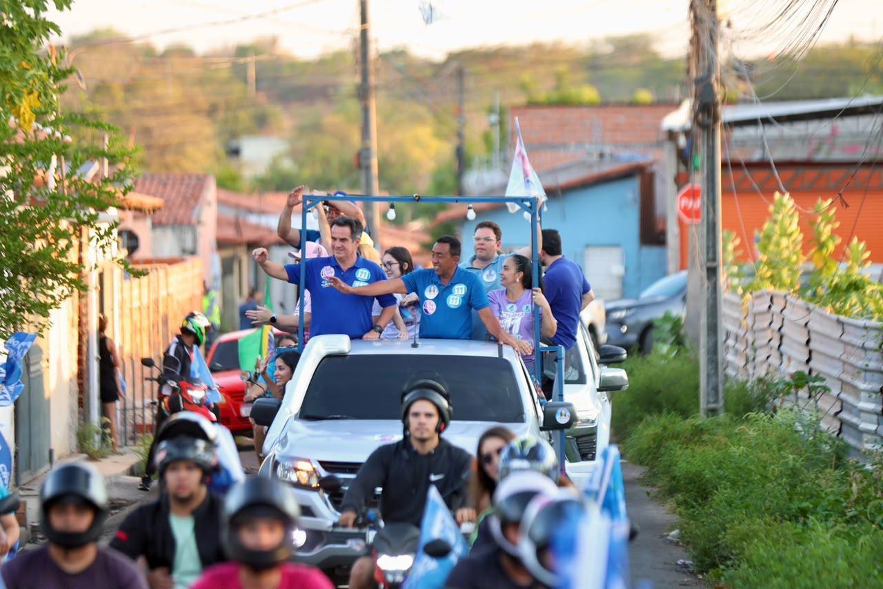 Joel e Ciro na carreata no Grande Dirceu, zona Sudeste de Teresina,