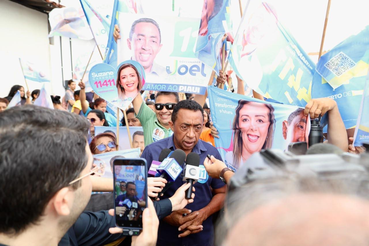 Joel Rodrigues abraçou eleitores no bairro Parque Piauí, na zona Sul de Teresina Fotos: Assessorias