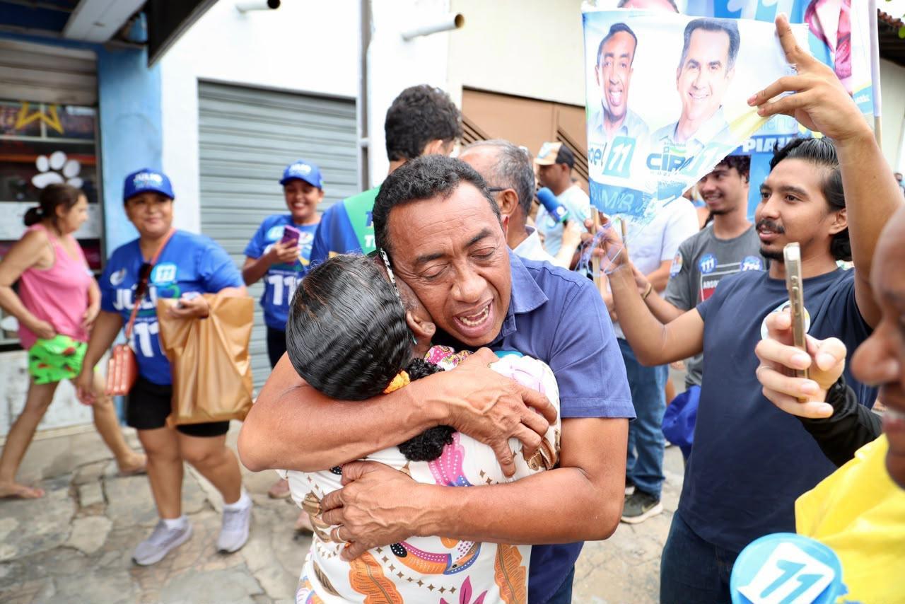 Joel Rodrigues abraçou eleitores no bairro Parque Piauí, na zona Sul de Teresina Fotos: Assessorias