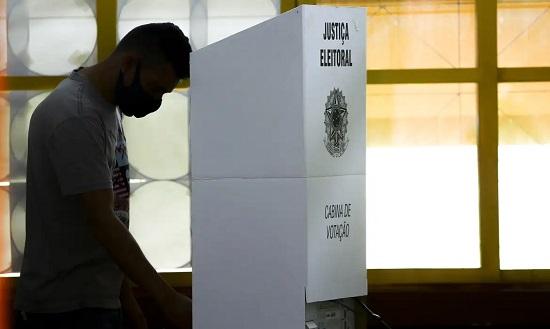 Eleitor na cabine de votação