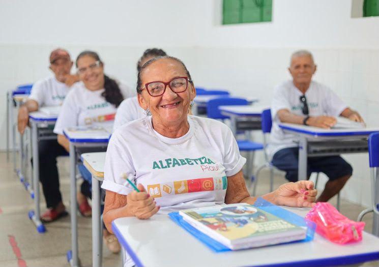 Rafael quer reduzir pela metade o analfabetismo entre jovens e adultos