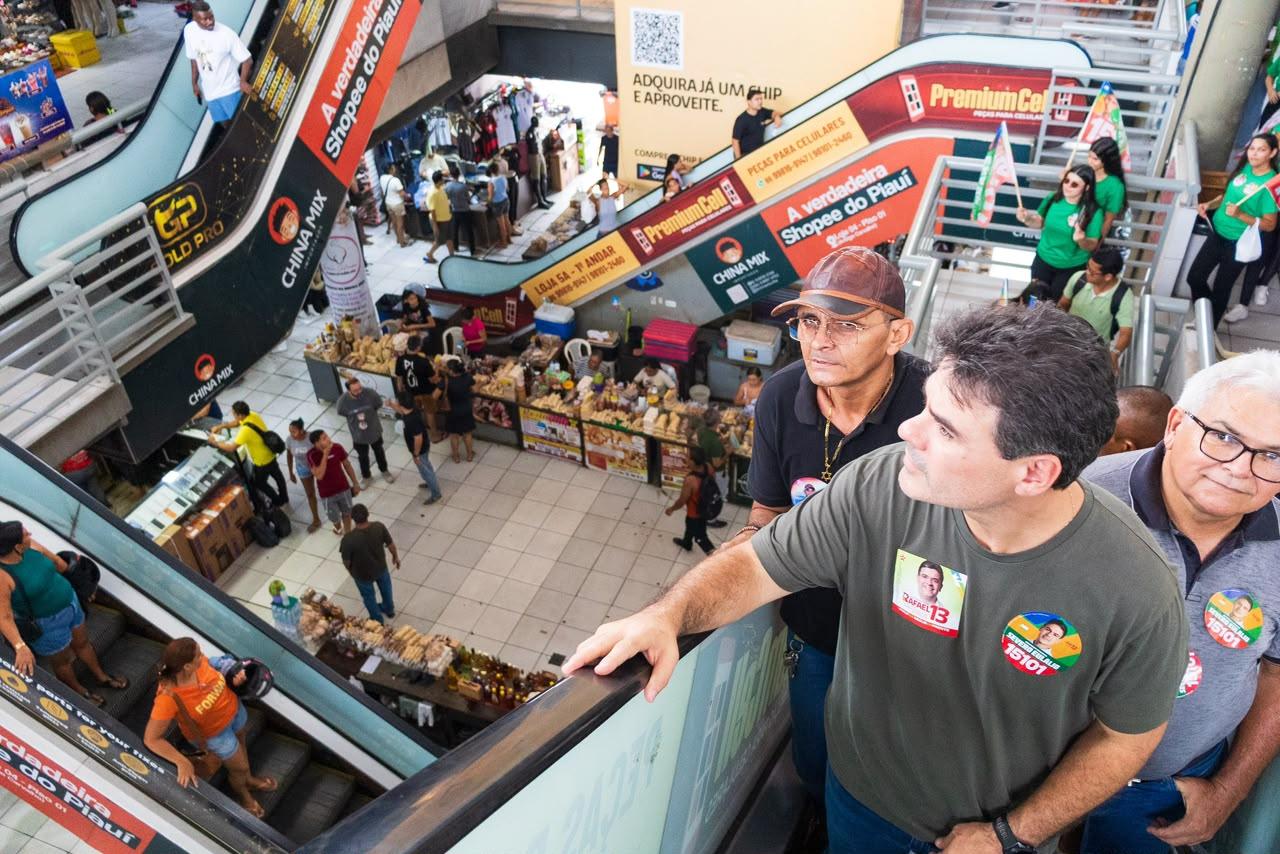 Severo Eulálio abraça eleitores no centro comercial de Teresina