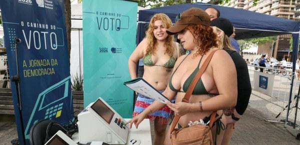 TSE leva urna eletrônica a Copacabana e mostra ao eleitor como votar é simples