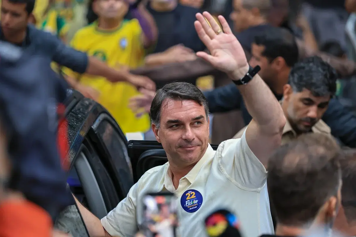 Aliado de Trump confirma que Flávio Bolsonaro chegou aos EUA
